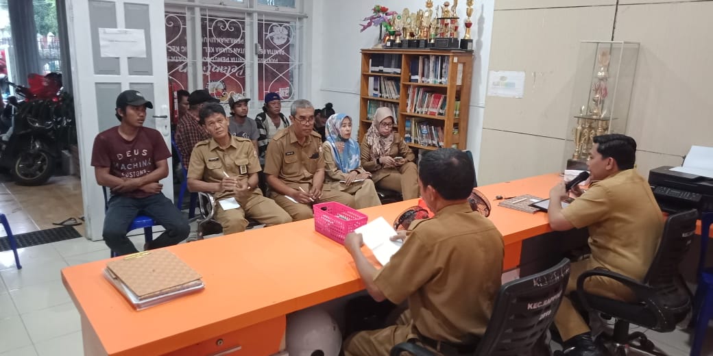 Penunjang Foto Rapat Koordinasi bersama Staf dan Petugas Kebersihan terkait dengan Pelayanan dan Kebersihan yang ada di Wilayah Kel. Tidung Kec. Rappocini. - 1